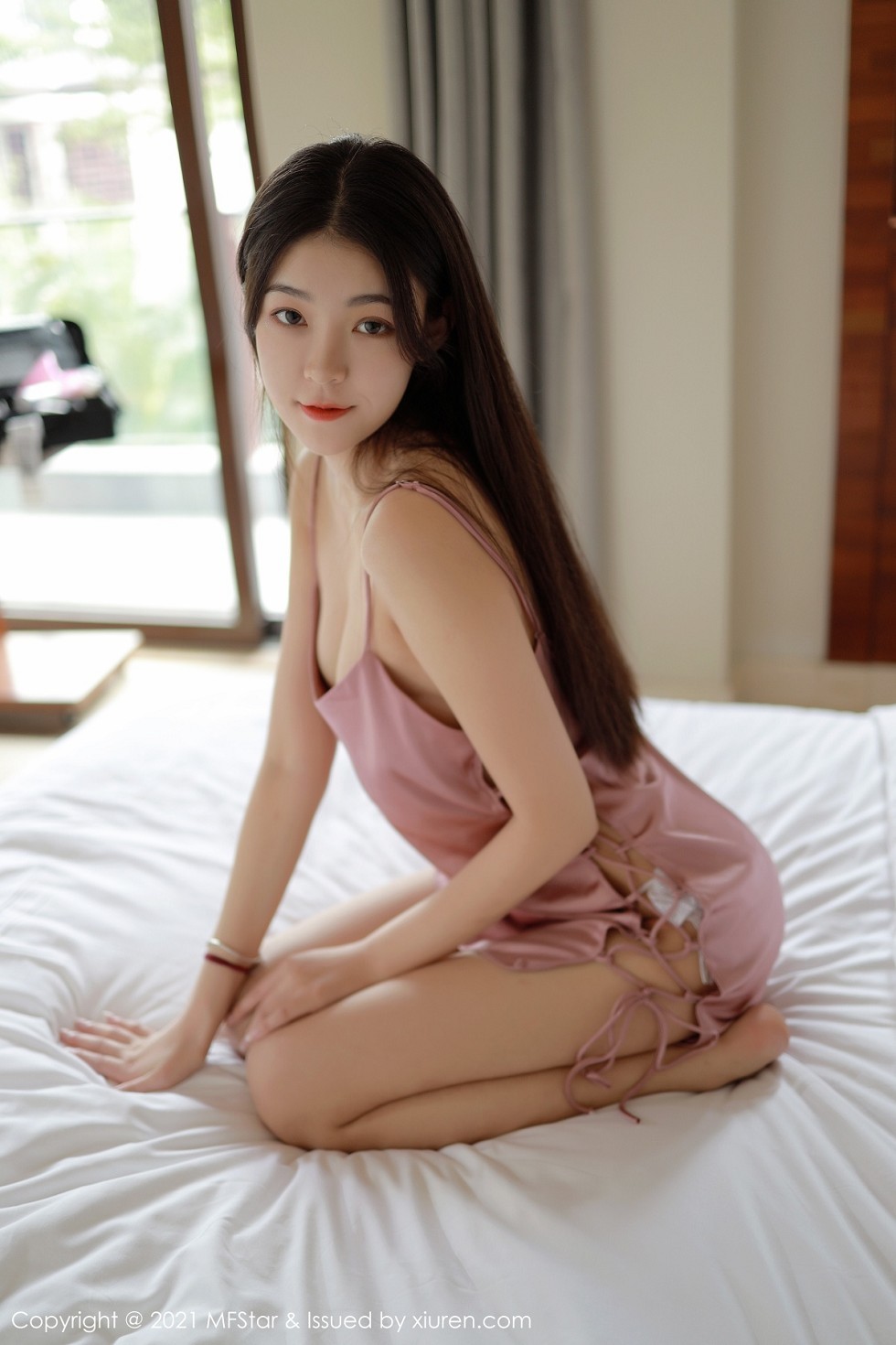 [MFStar模范学院]Vol.434_嫩模Laura苏雨彤三亚旅拍床上粉色丝质睡衣秀美腿诱惑写真44P