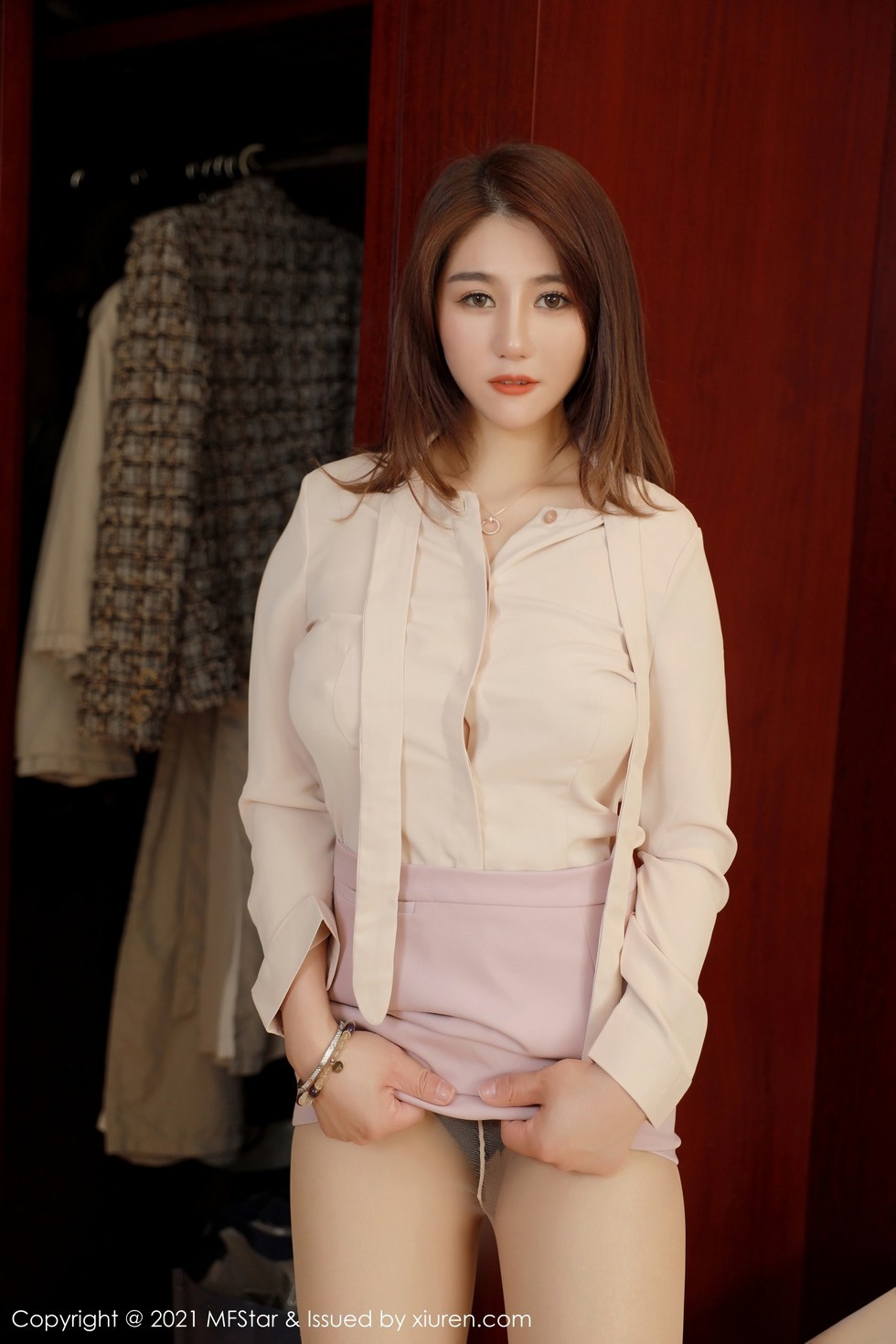 [MFStar模范学院]Vol.444_嫩模Fairy如歌脱粉色西装露性感衬衣肉丝裤袜完美诱惑写真39P