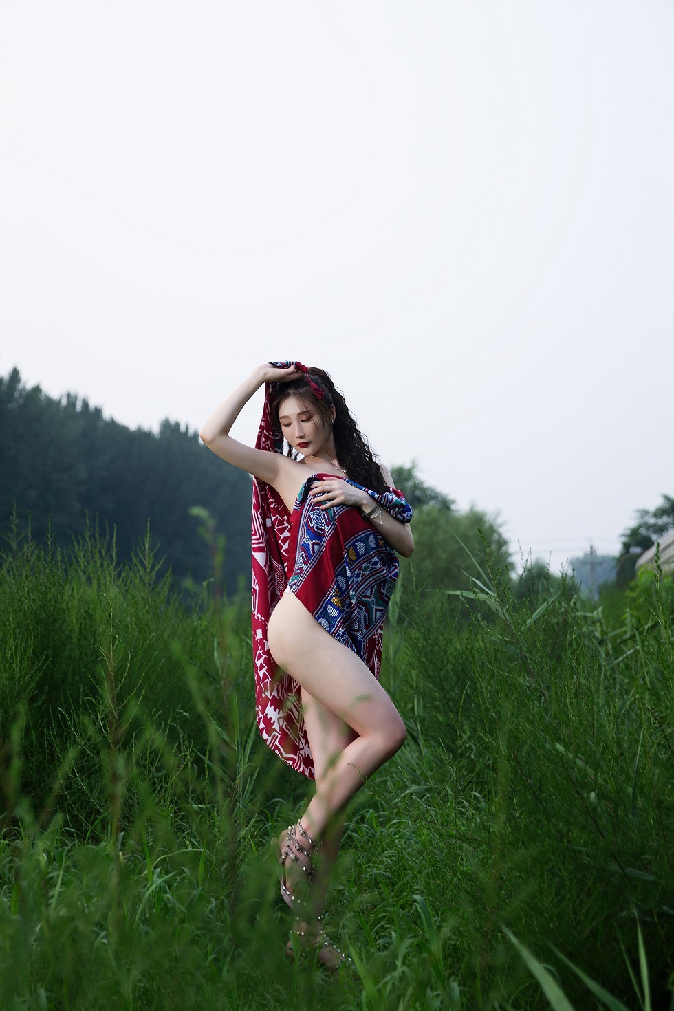 [Toutiao头条女神]No.856_嫩模玄子荒野废弃火车上性感红色连身裙秀惹火身材诱惑写真50P