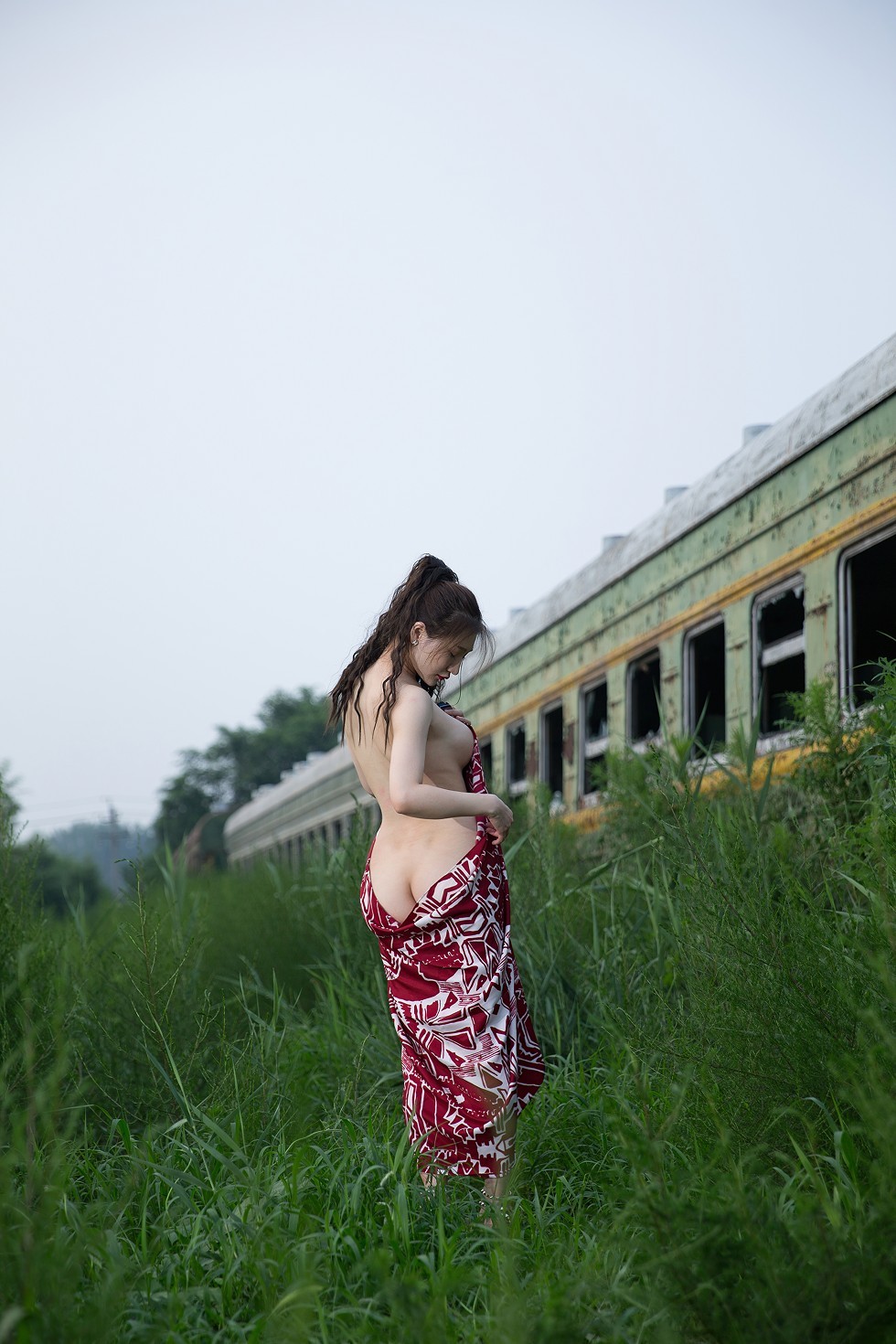 [Toutiao头条女神]No.856_嫩模玄子荒野废弃火车上性感红色连身裙秀惹火身材诱惑写真50P