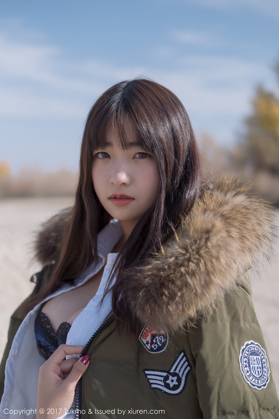 [Tukmo兔几盟]Vol.103_嫩模球球沙漠之旅军大衣下的白衬衣黑色内衣完美身材写真42P