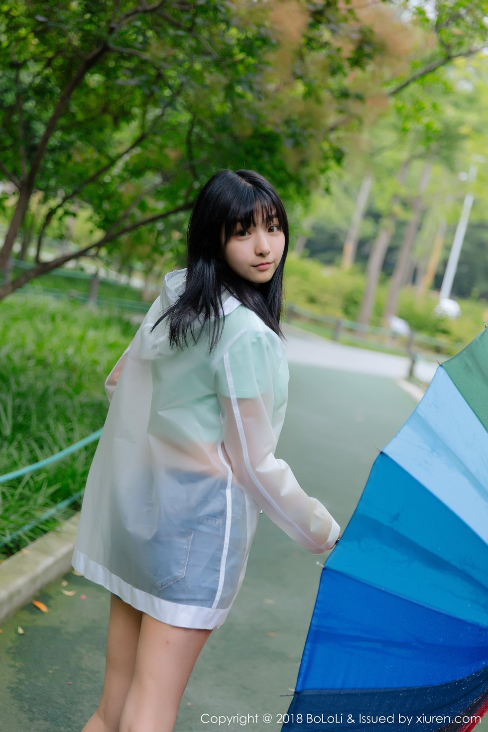 [Tukmo兔几盟]Vol.106_嫩模球球雨天公园透明雨衣秀性感牛仔热裤迷人写真38P
