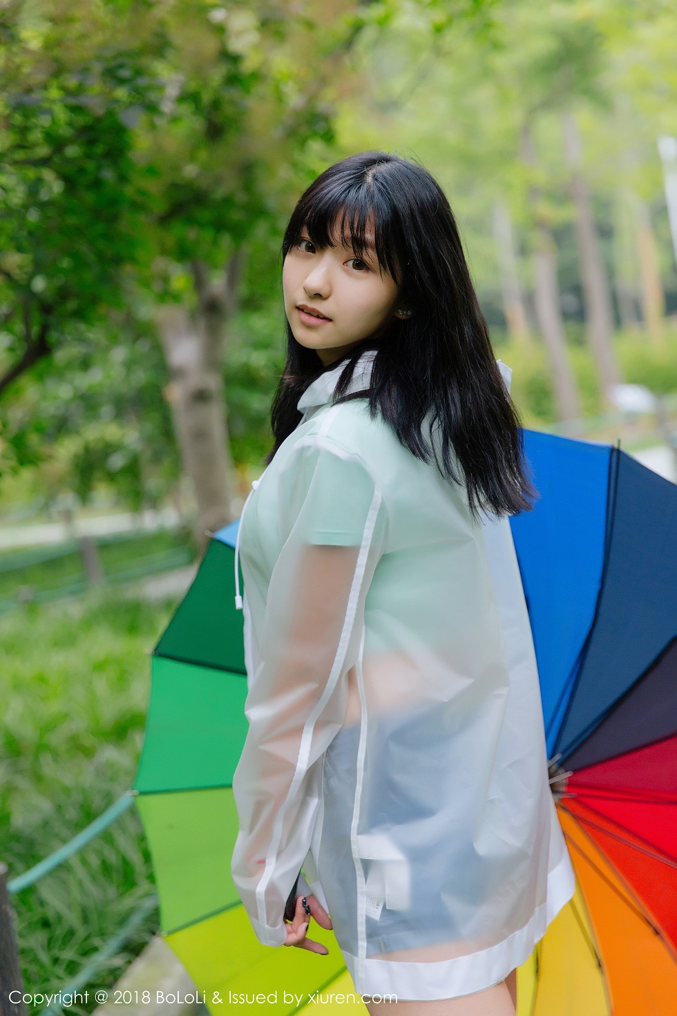 [Tukmo兔几盟]Vol.106_嫩模球球雨天公园透明雨衣秀性感牛仔热裤迷人写真38P