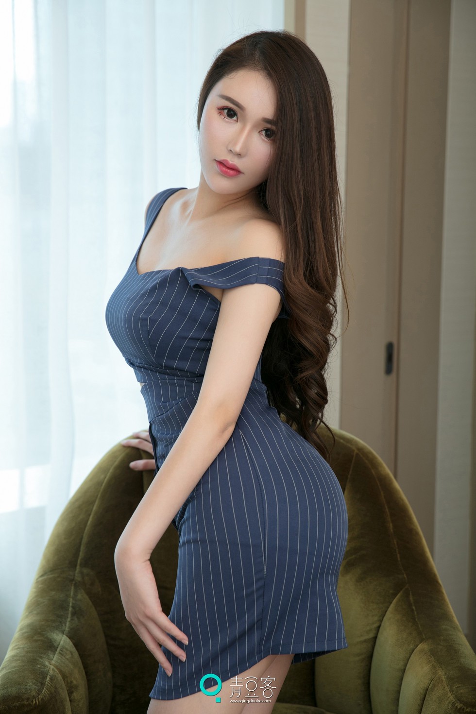 [青豆客Qingdouke]2017.10.14_嫩模肉蛋白色吊带睡裙+黑色情趣内衣完美诱惑写真53P
