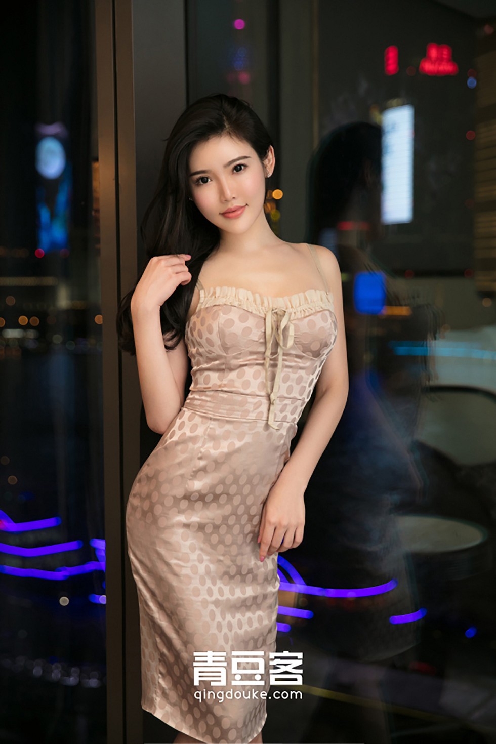 [青豆客Qingdouke]2017.11.06_嫩模何晨曦性感女仆装+黑色蕾丝情趣内衣诱惑写真50P