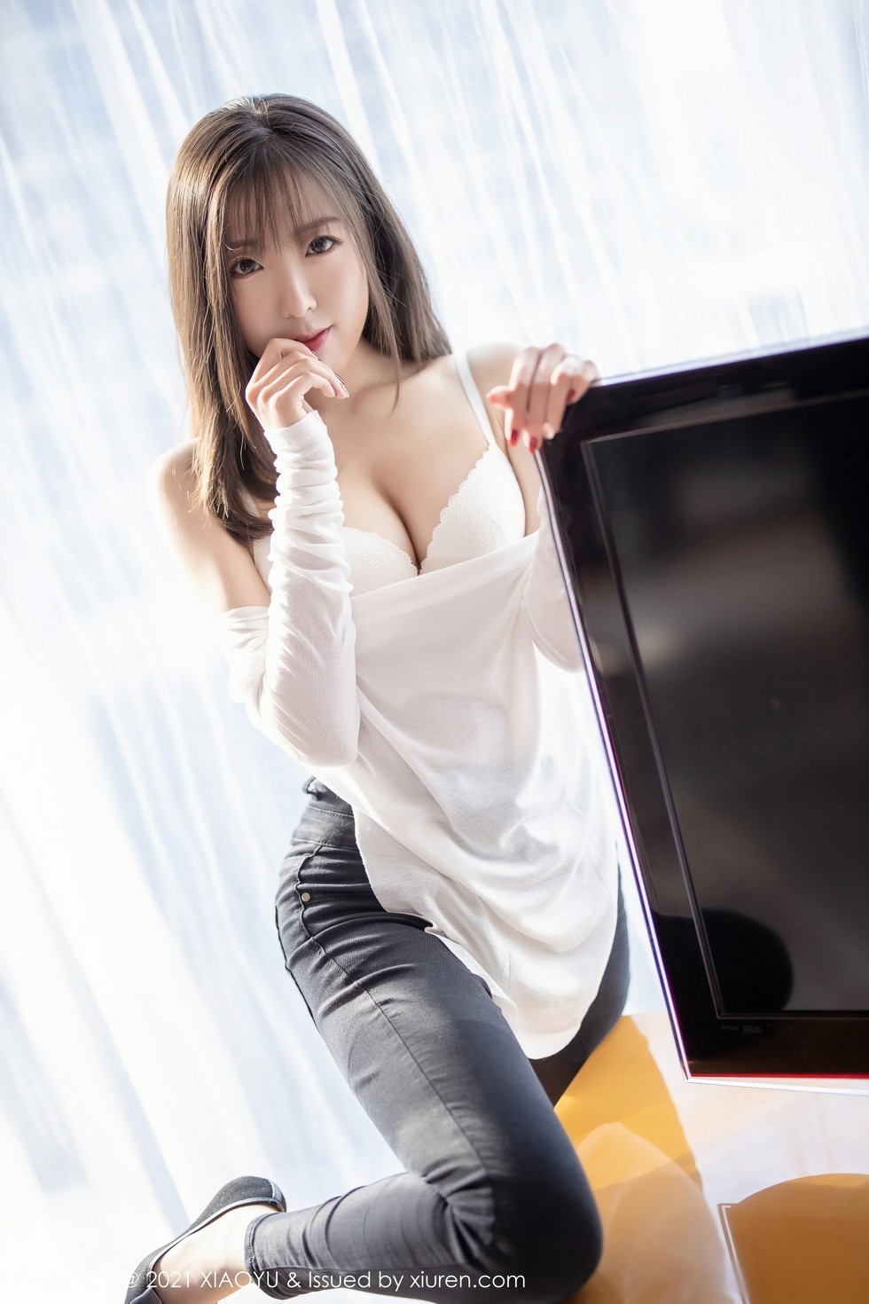 [XiaoYu画语界]Vol.458_嫩模蜜桃酱私房脱紧身牛仔裤露无内肉丝裤袜秀翘臀诱惑写真62P