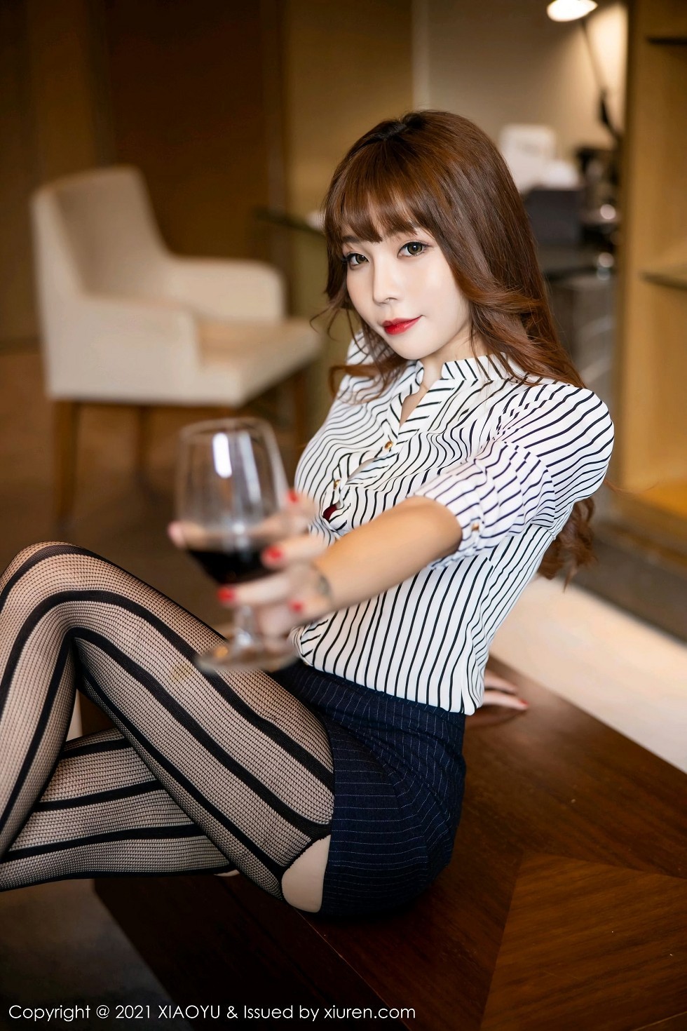 [XiaoYu画语界]Vol.459_女神芝芝Booty私房半脱露红色蕾丝内衣配黑丝吊袜诱惑写真80P