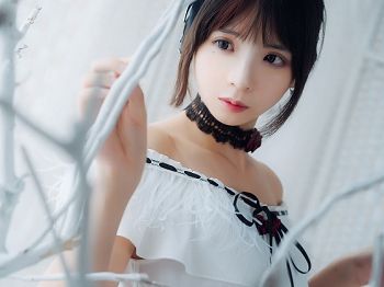 Vol.329_短发美少女白色低胸连身裙配黑色丝袜裤袜秀美腿迷人骚扰写真22P