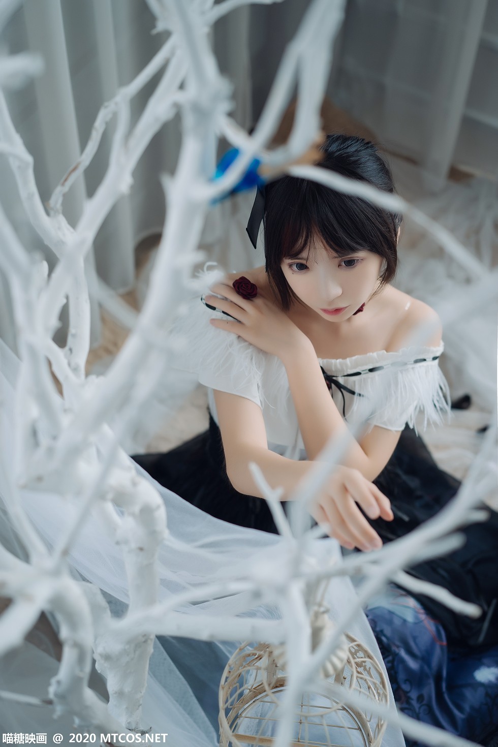 [喵糖映画]Vol.329_短发美少女白色低胸连身裙配黑丝裤袜秀美腿迷人诱惑写真22P