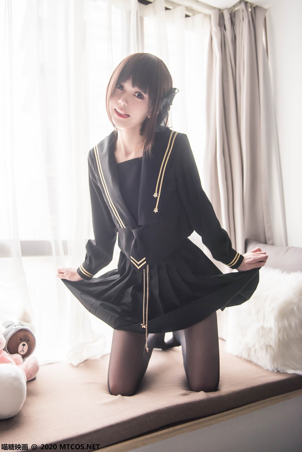 [喵糖映画]Vol.330_窗台短发少女性感黑色学生制服配黑丝裤袜秀美腿迷人写真20P