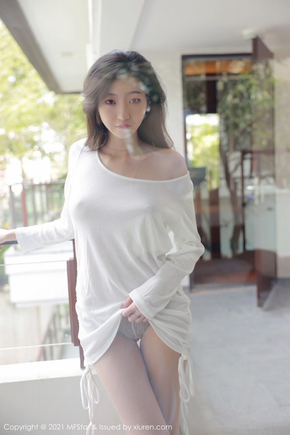 [MFStar模范学院]Vol.446_嫩模安琪Yee三亚旅拍薄透白色上衣配朦胧肉丝袜极致魅惑写真50P