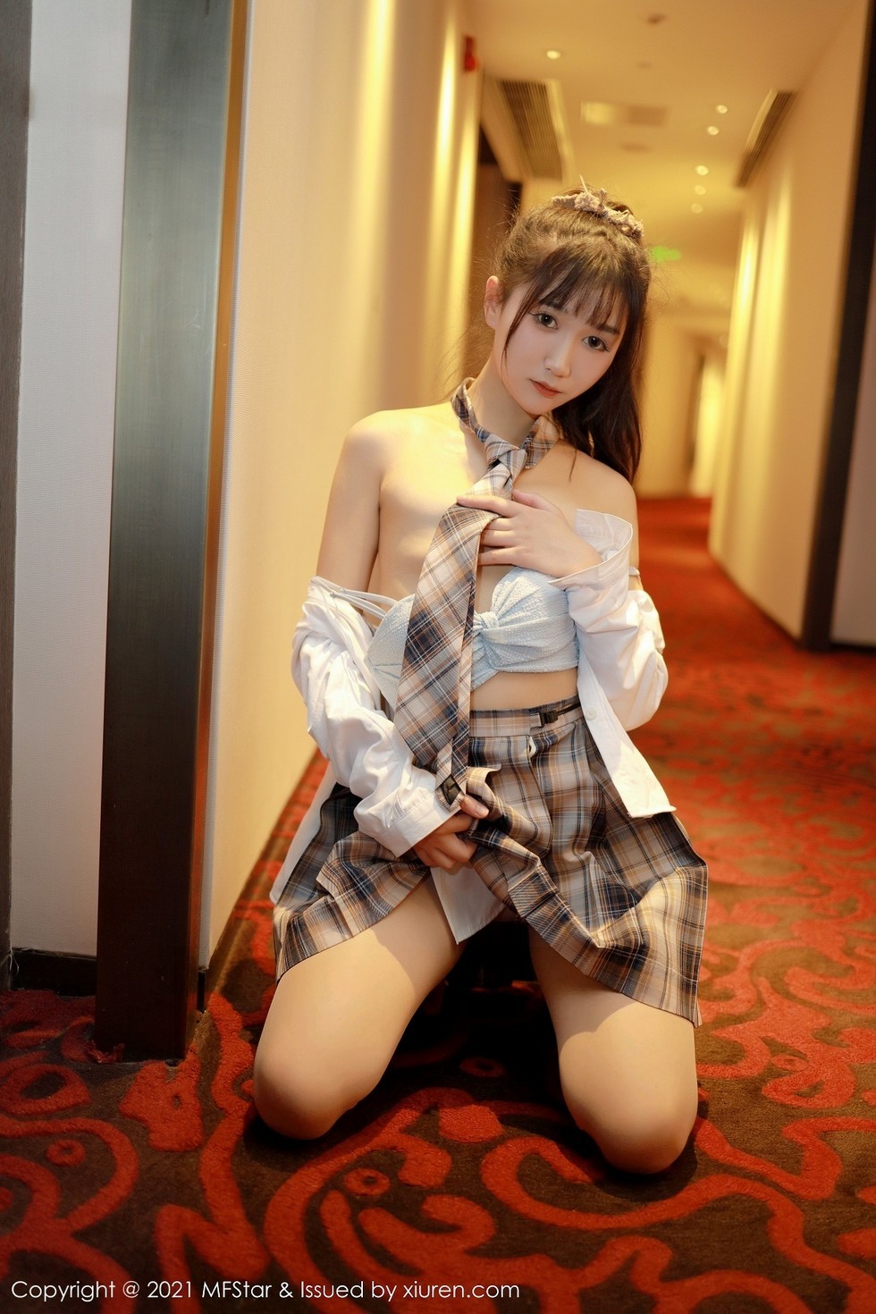 [MFStar模范学院]Vol.447_嫩模小果冻儿私房白衬衣配格子裙JK制服半脱撩人诱惑写真39P