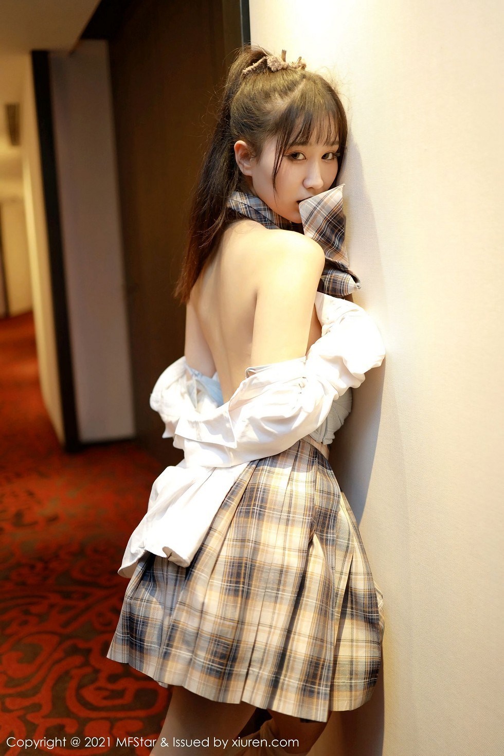 [MFStar模范学院]Vol.447_嫩模小果冻儿私房白衬衣配格子裙JK制服半脱撩人诱惑写真39P