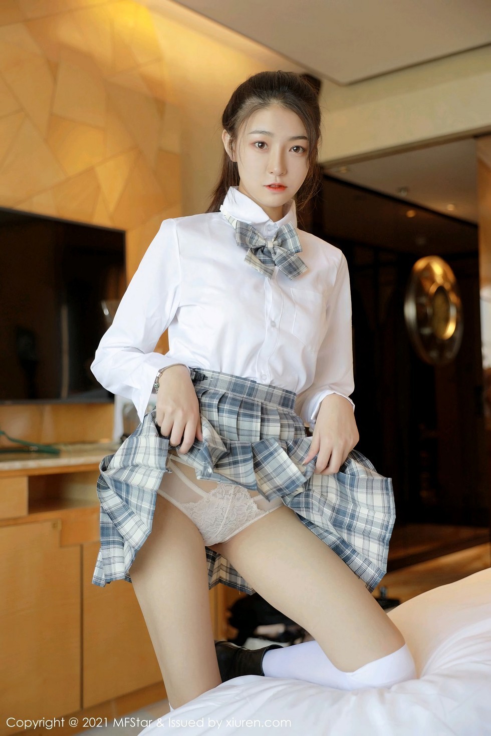 [MFStar模范学院]Vol.448_嫩模Laura苏雨彤清纯格子JK制服半脱露性感内衣诱惑写真40P