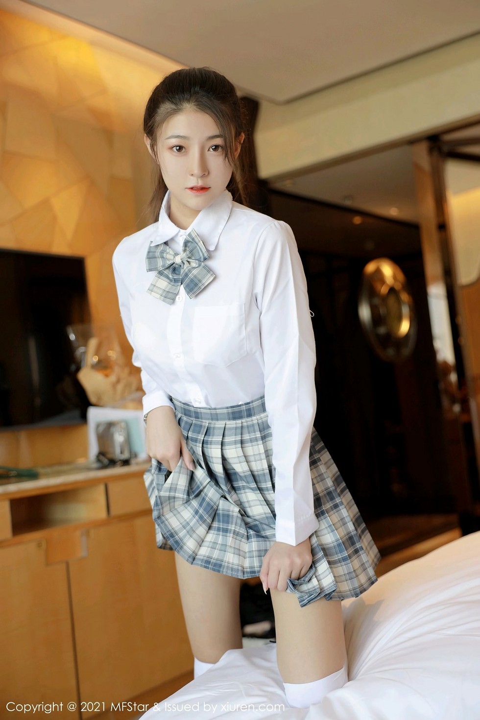 [MFStar模范学院]Vol.448_嫩模Laura苏雨彤清纯格子JK制服半脱露性感内衣诱惑写真40P