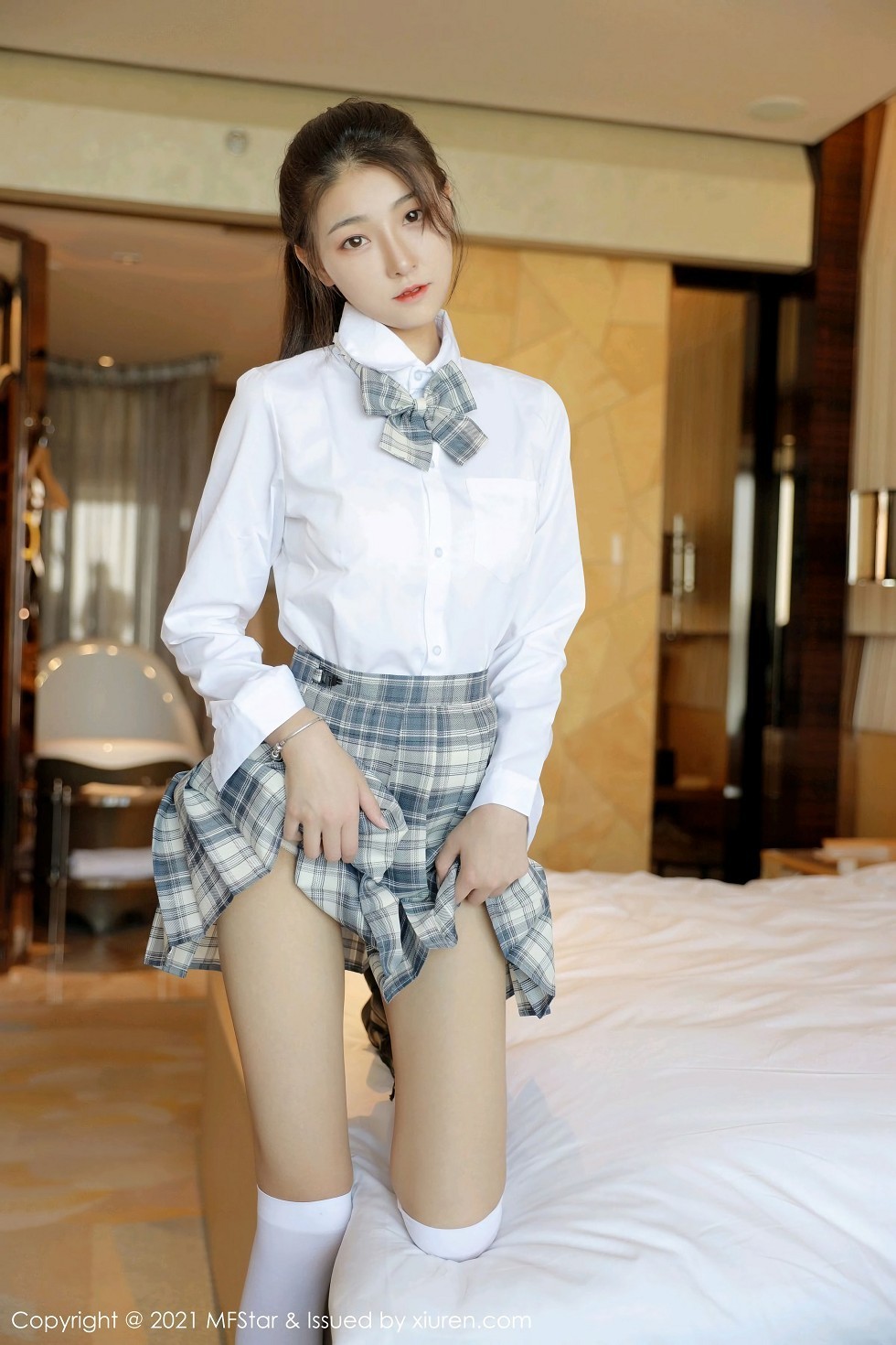 [MFStar模范学院]Vol.448_嫩模Laura苏雨彤清纯格子JK制服半脱露性感内衣诱惑写真40P