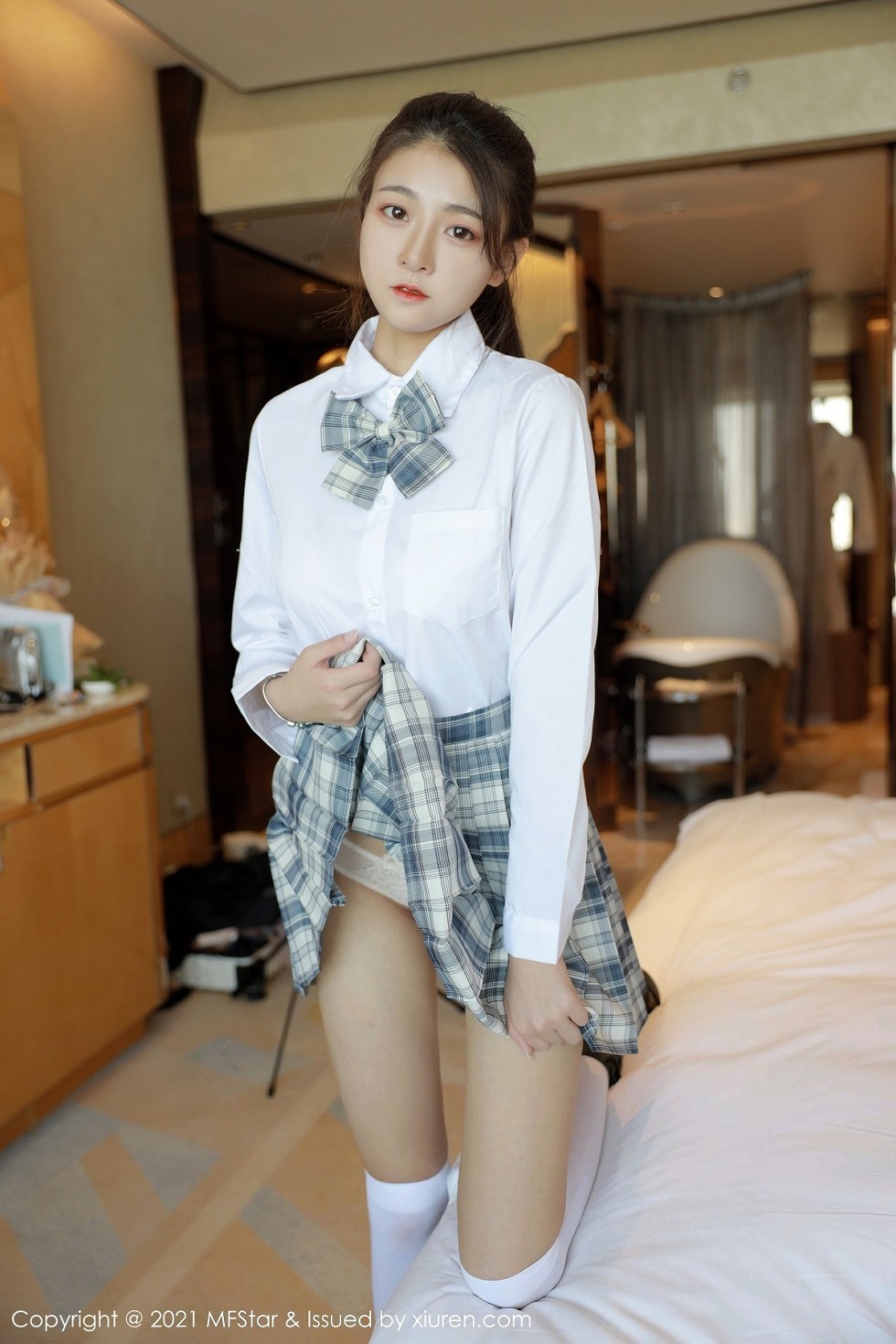 [MFStar模范学院]Vol.448_嫩模Laura苏雨彤清纯格子JK制服半脱露性感内衣诱惑写真40P