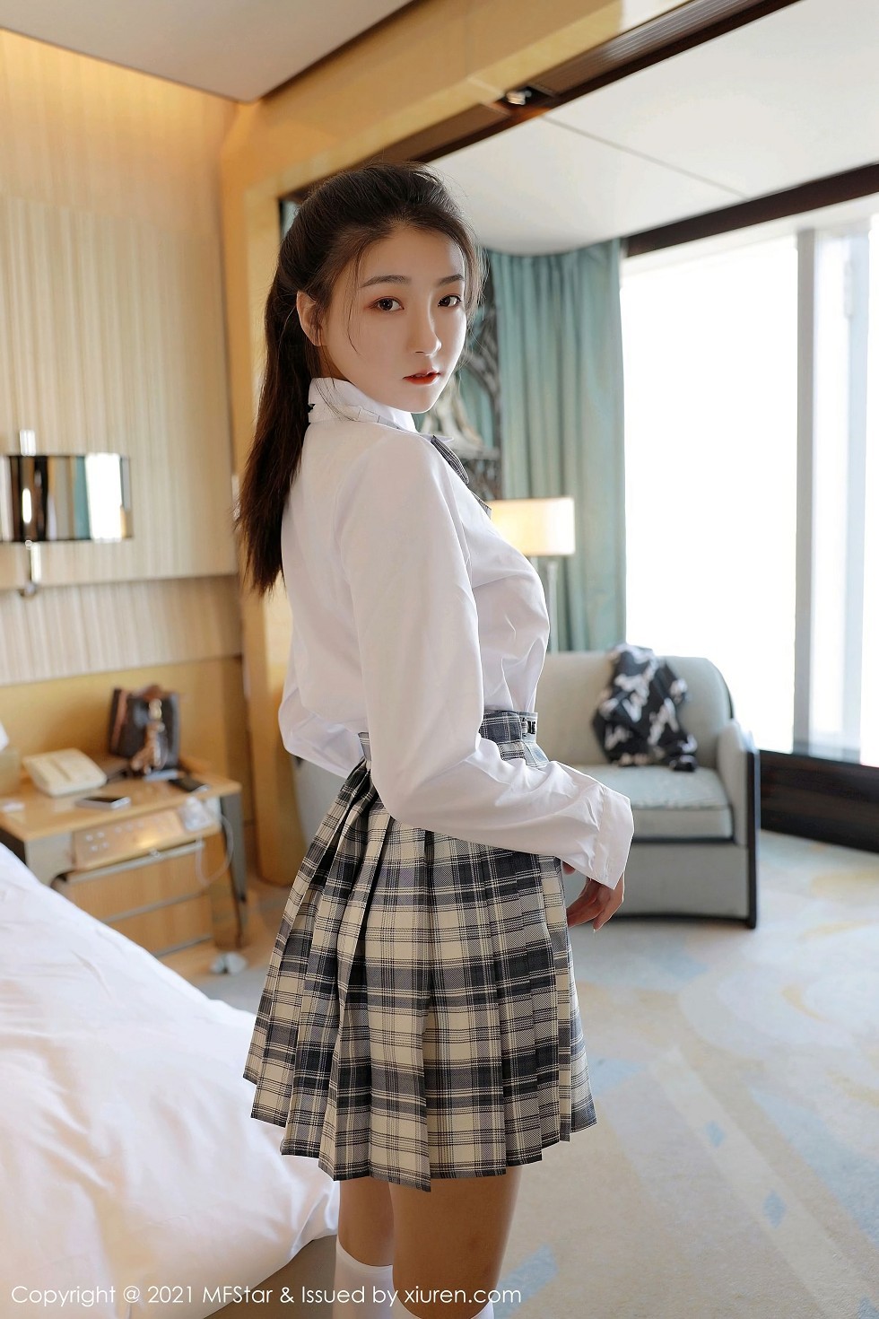 [MFStar模范学院]Vol.448_嫩模Laura苏雨彤清纯格子JK制服半脱露性感内衣诱惑写真40P