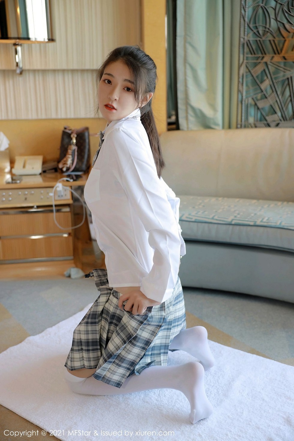 [MFStar模范学院]Vol.448_嫩模Laura苏雨彤清纯格子JK制服半脱露性感内衣诱惑写真40P