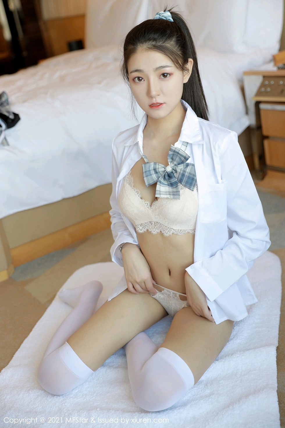 [MFStar模范学院]Vol.448_嫩模Laura苏雨彤清纯格子JK制服半脱露性感内衣诱惑写真40P