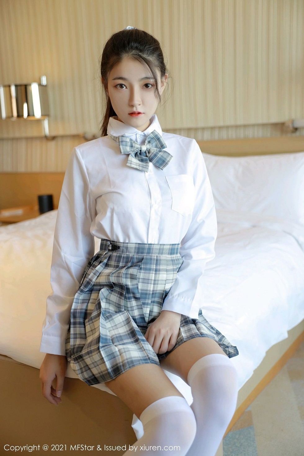 [MFStar模范学院]Vol.448_嫩模Laura苏雨彤清纯格子JK制服半脱露性感内衣诱惑写真40P