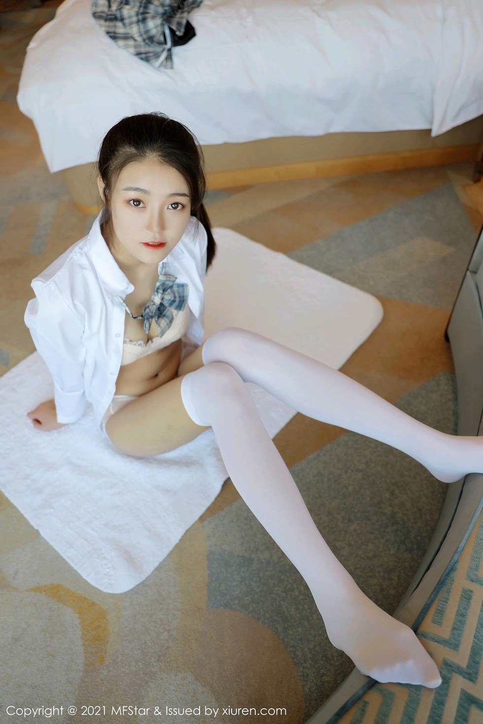 [MFStar模范学院]Vol.448_嫩模Laura苏雨彤清纯格子JK制服半脱露性感内衣诱惑写真40P