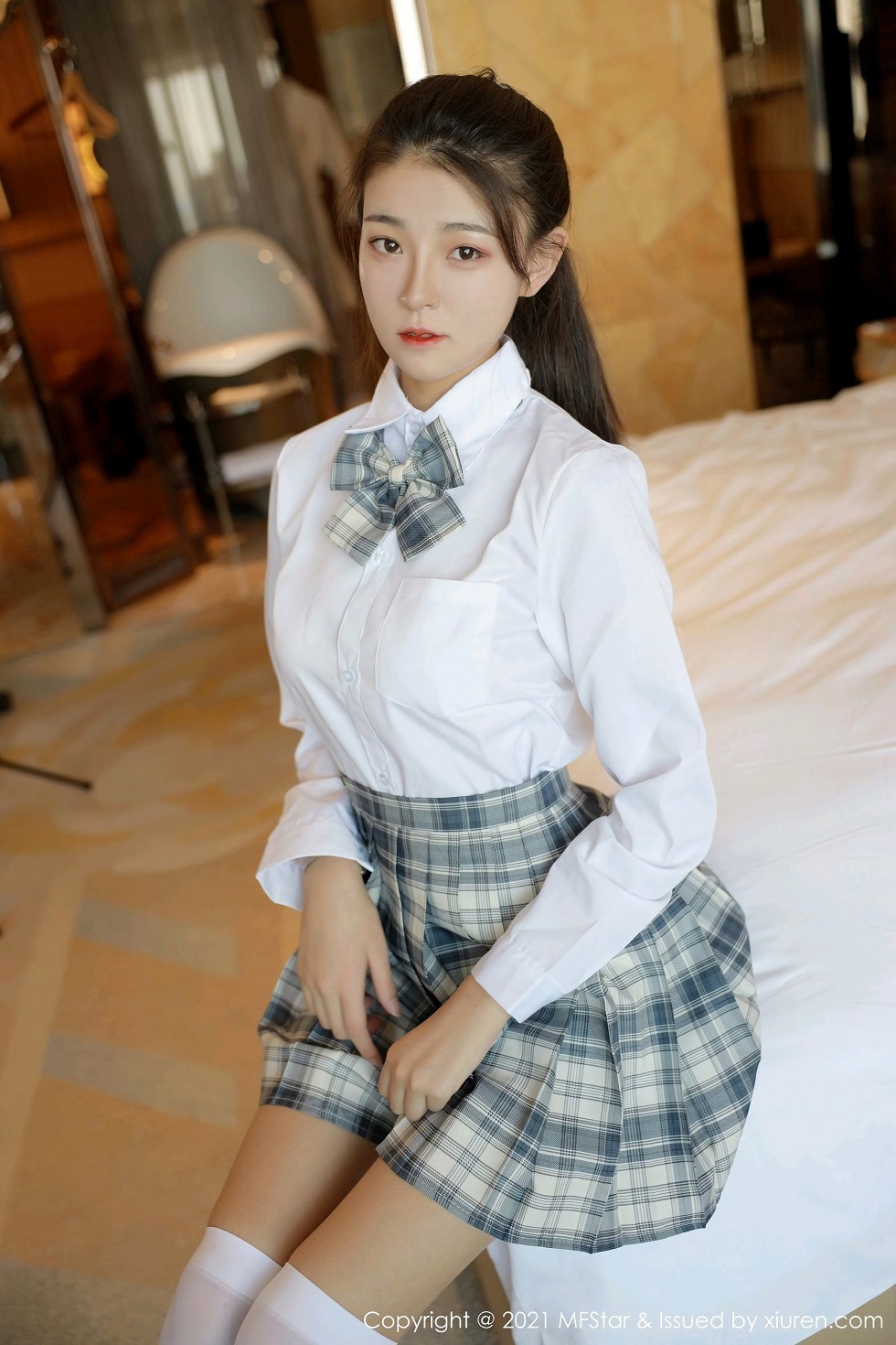 [MFStar模范学院]Vol.448_嫩模Laura苏雨彤清纯格子JK制服半脱露性感内衣诱惑写真40P