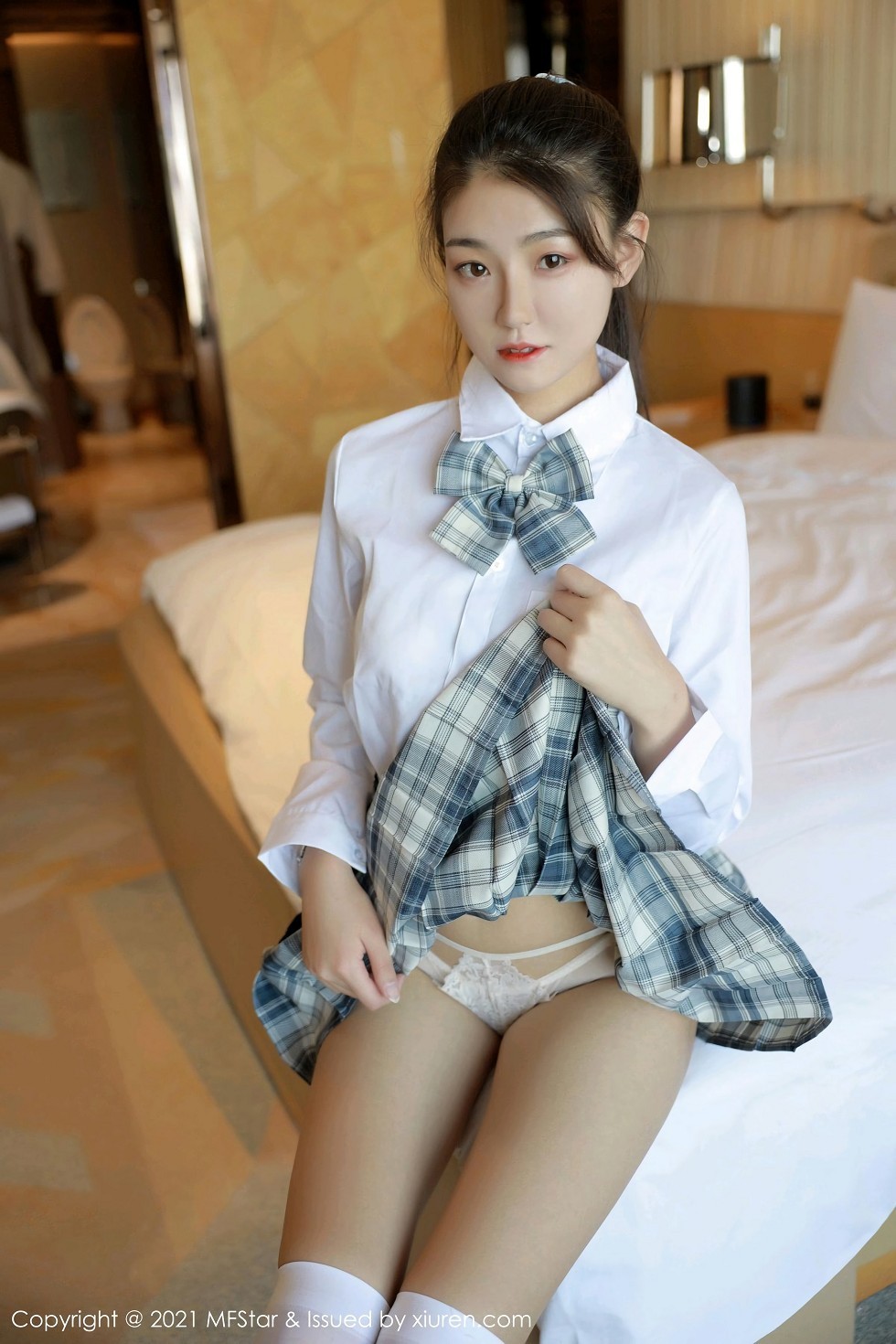 [MFStar模范学院]Vol.448_嫩模Laura苏雨彤清纯格子JK制服半脱露性感内衣诱惑写真40P