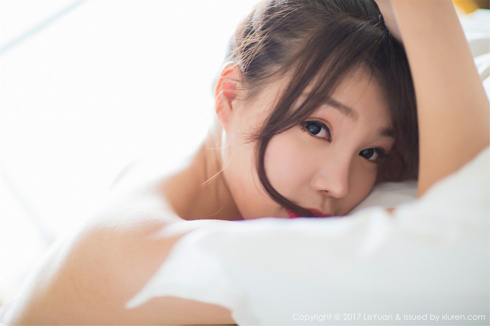 [LeYuan星乐园]Vol.038_女神芝芝Booty脱皮衣全裸上身无内肉丝裤袜撩人诱惑写真68P