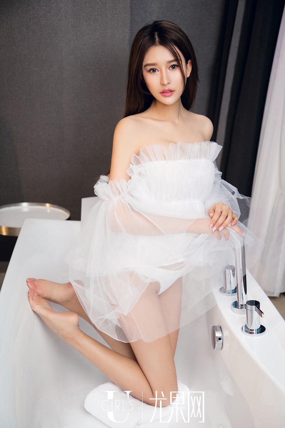 [Ugirls尤果网]U411_嫩模欣怡学生装撩衣露半球+浴缸里白色薄纱露豪乳诱惑写真65P