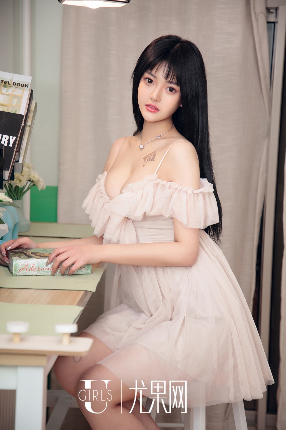 [Ugirls尤果网]U413_嫩模桃子清纯学生装+私房粉色睡衣秀完美身材豪乳诱惑写真65P