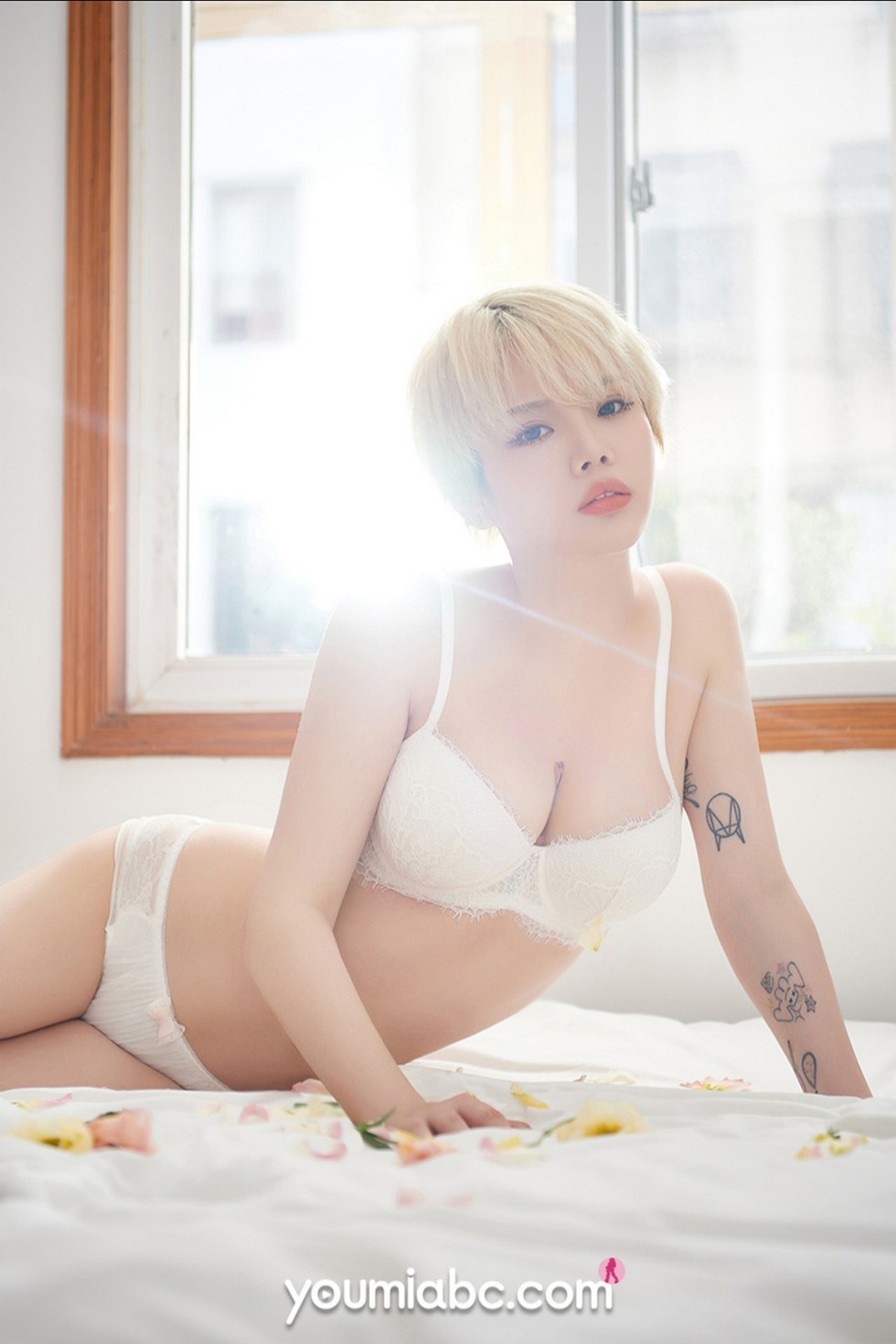 [YouMi尤蜜]Vol.577_嫩模Heidi私房床上性感白色蕾丝内衣秀白嫩肌肤半脱诱惑写真36P