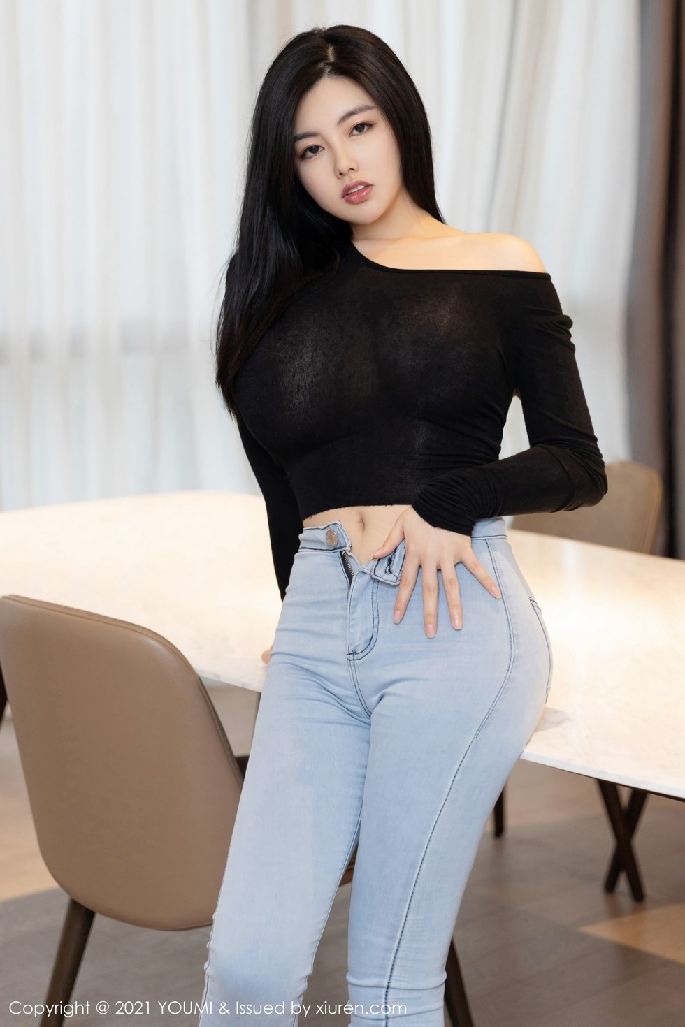 [YouMi尤蜜荟]Vol.591_女神娜露Selena轻透黑色服饰配牛仔裤半脱露翘臀诱惑写真50P