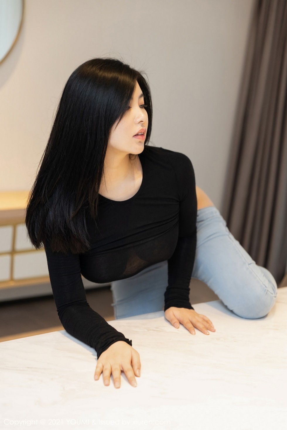 [YouMi尤蜜荟]Vol.591_女神娜露Selena轻透黑色服饰配牛仔裤半脱露翘臀诱惑写真50P