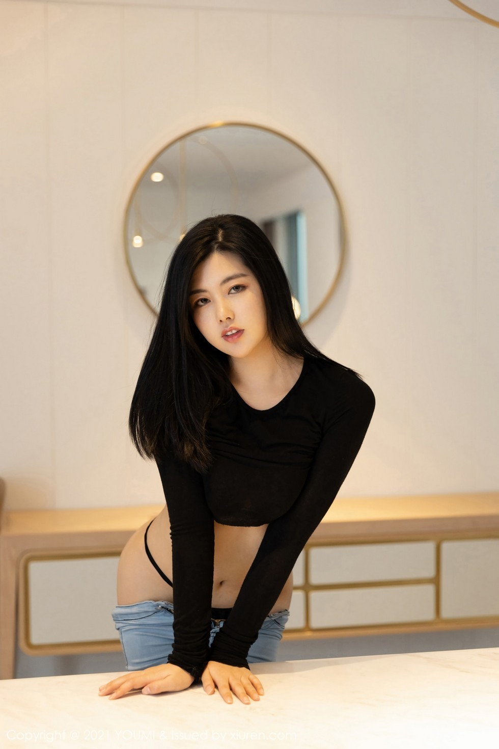 [YouMi尤蜜荟]Vol.591_女神娜露Selena轻透黑色服饰配牛仔裤半脱露翘臀诱惑写真50P