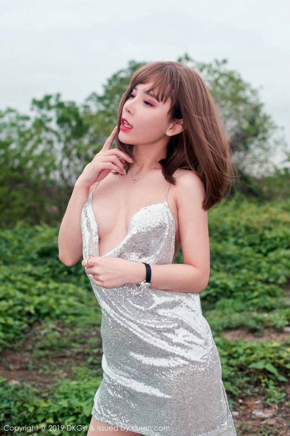 [DKGirl御女郎]Vol.120_嫩模艾小青户外真空吊带裙配超薄无内肉丝惹火诱惑写真49P