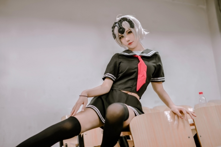 动漫青春美女黑贞德袜美腿校园工作服养眼福利图片