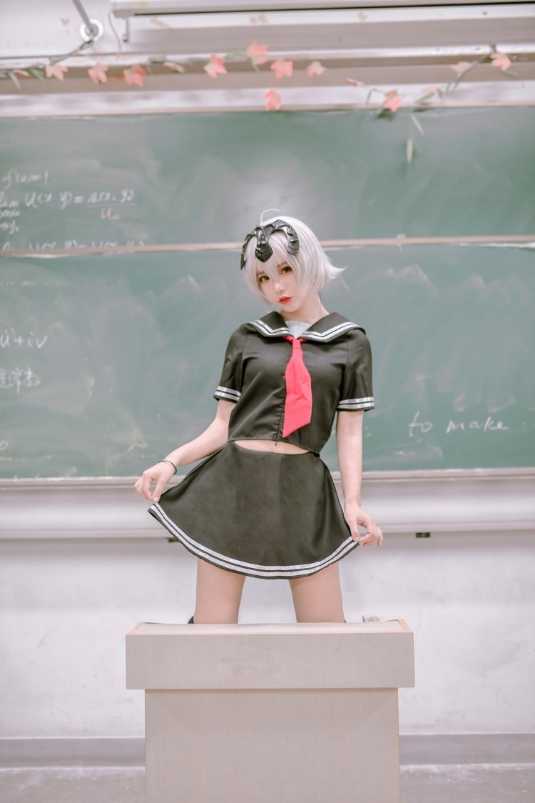动漫青春美女黑贞德袜美腿校园工作服养眼福利图片