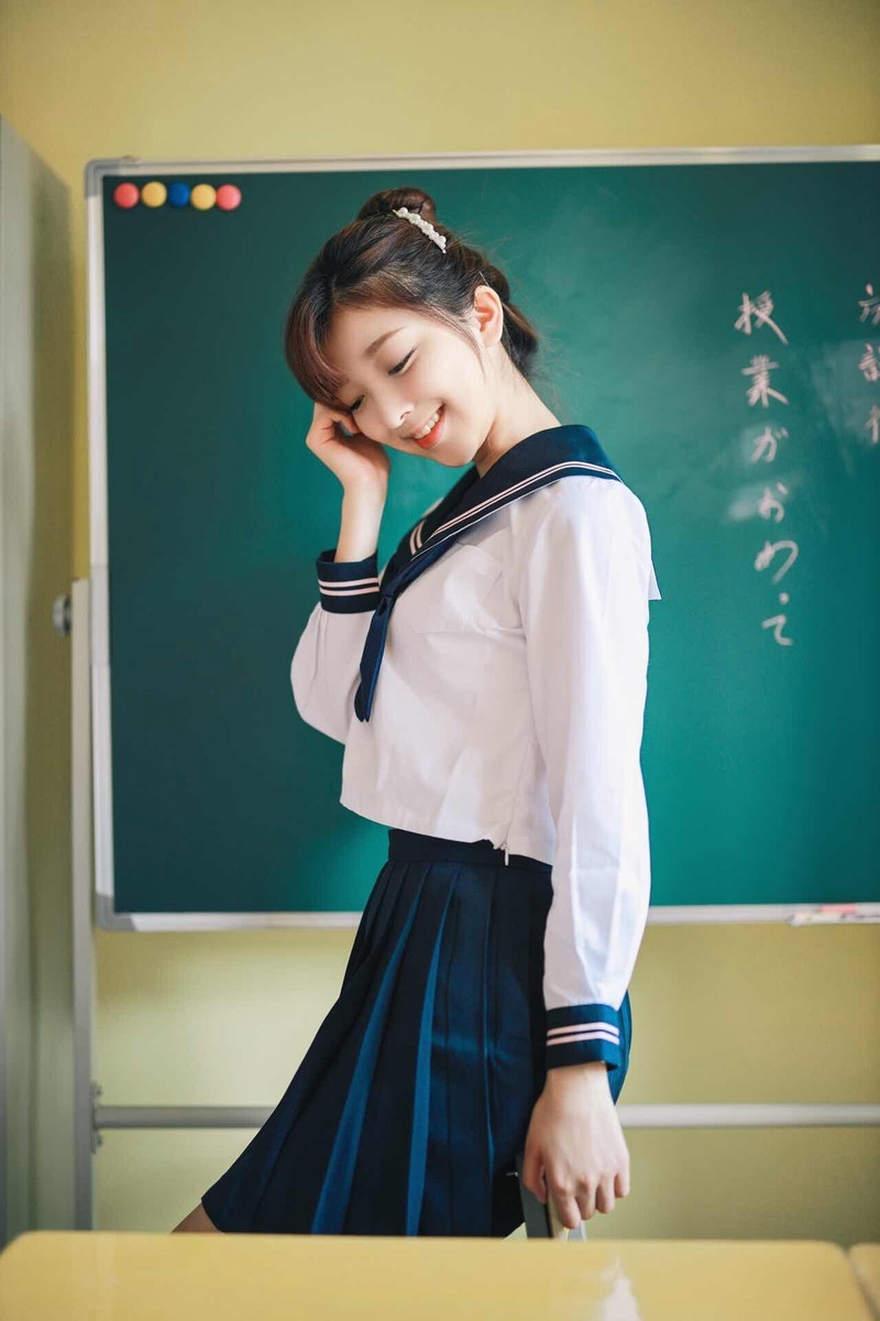 清纯青春美女cos工作服白美腿图片
