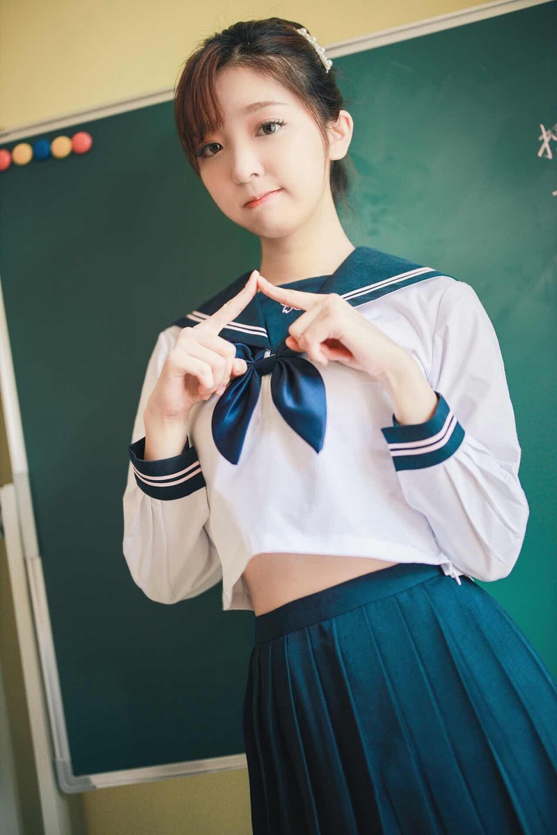 清纯青春美女cos工作服白美腿图片