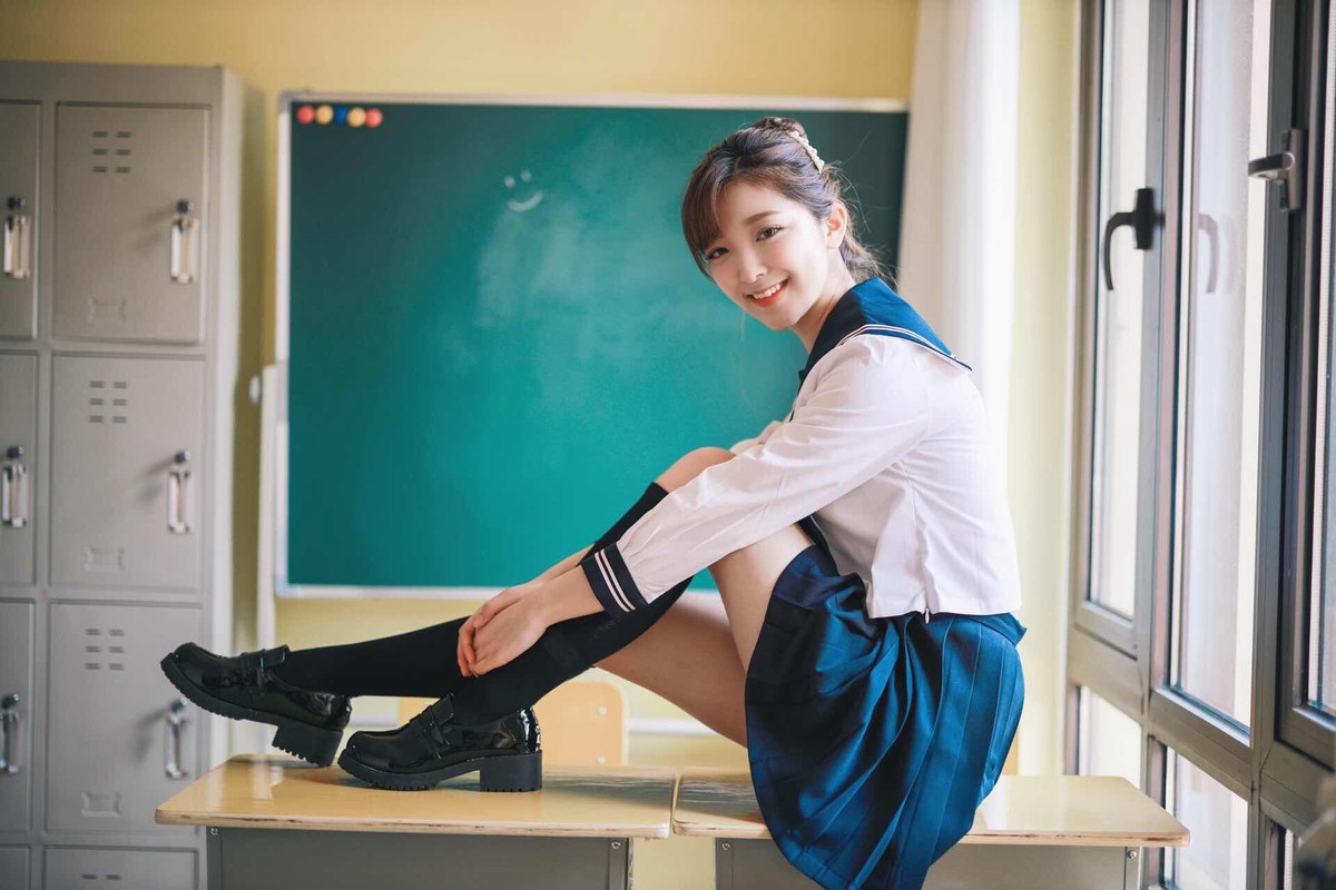 清纯青春美女cos工作服白美腿图片