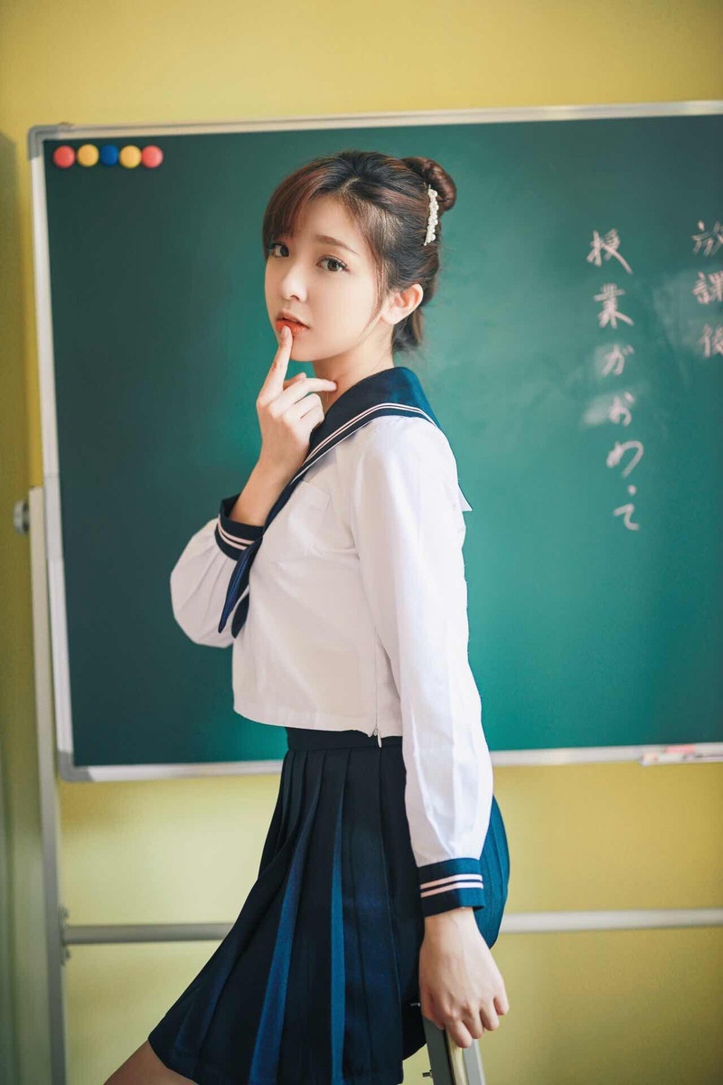 清纯青春美女cos工作服白美腿图片