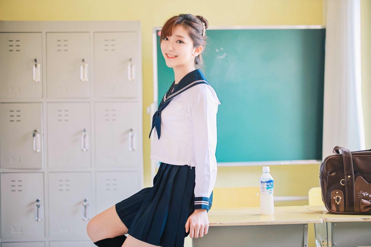 清纯青春美女cos工作服白美腿图片