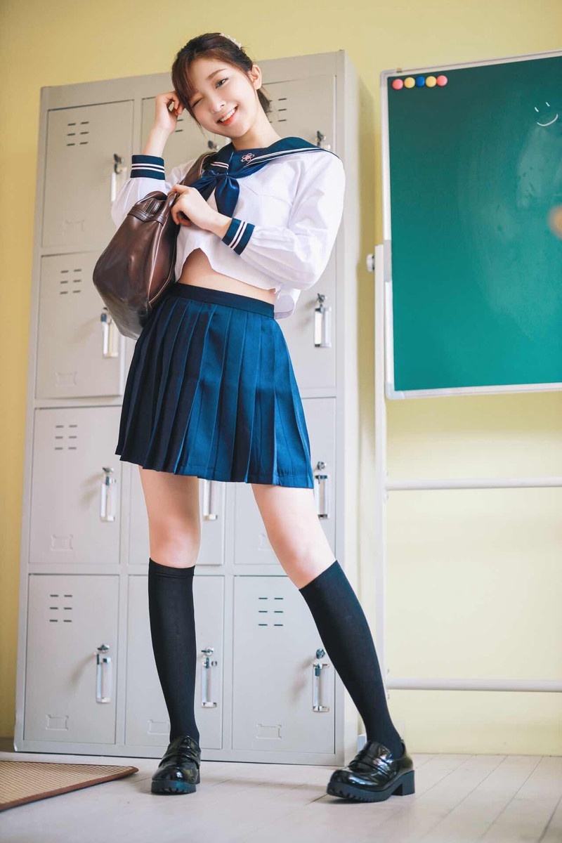 清纯青春美女cos工作服白美腿图片