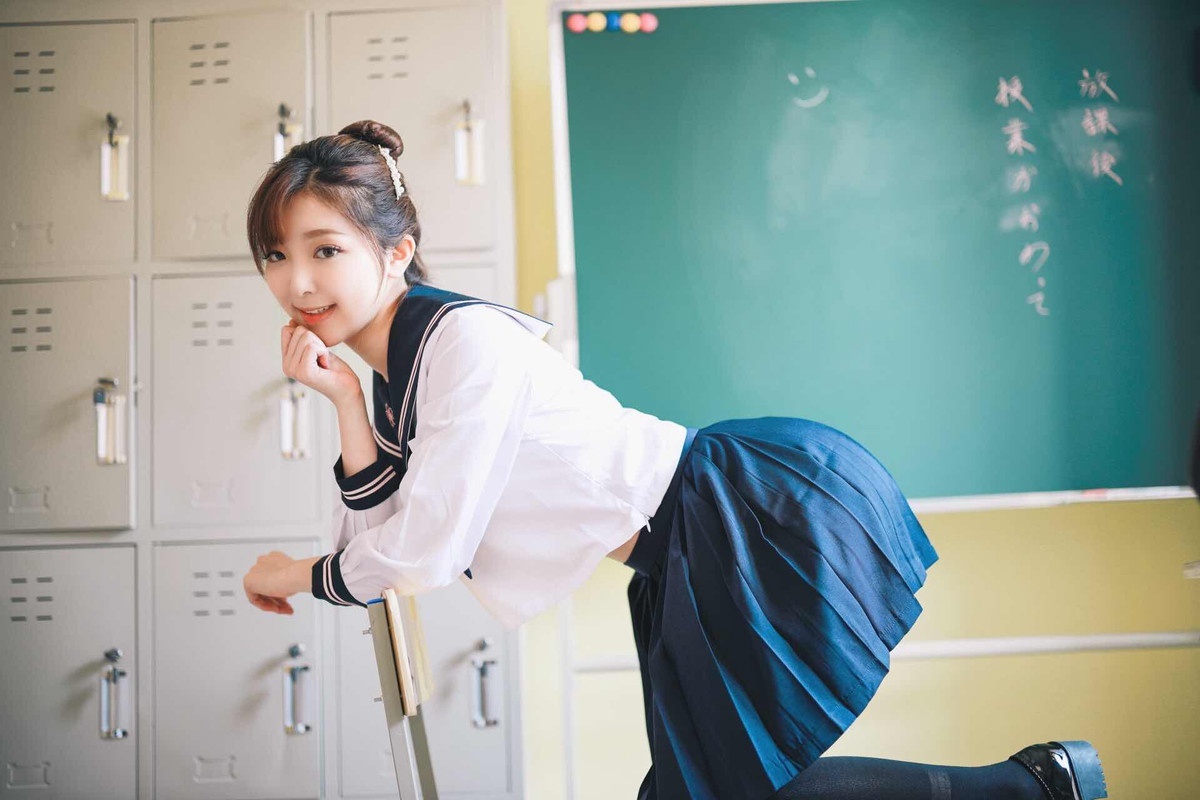 清纯青春美女cos工作服白美腿图片
