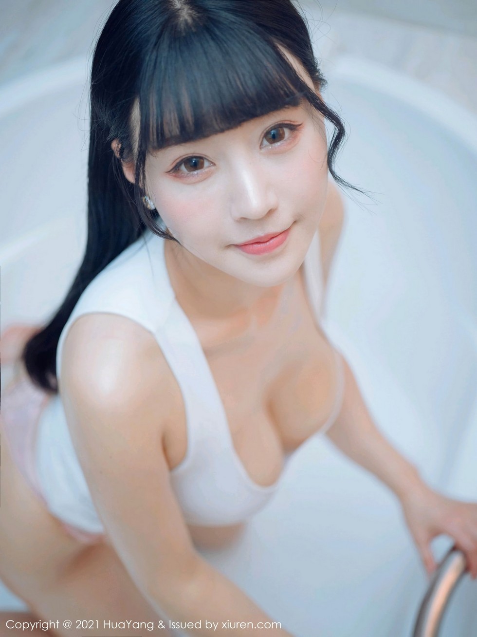 [HuaYang花漾]Vol.360_女神朱可儿Flower厦门旅拍白色低胸服饰秀凹凸惹火身材诱惑写真63P