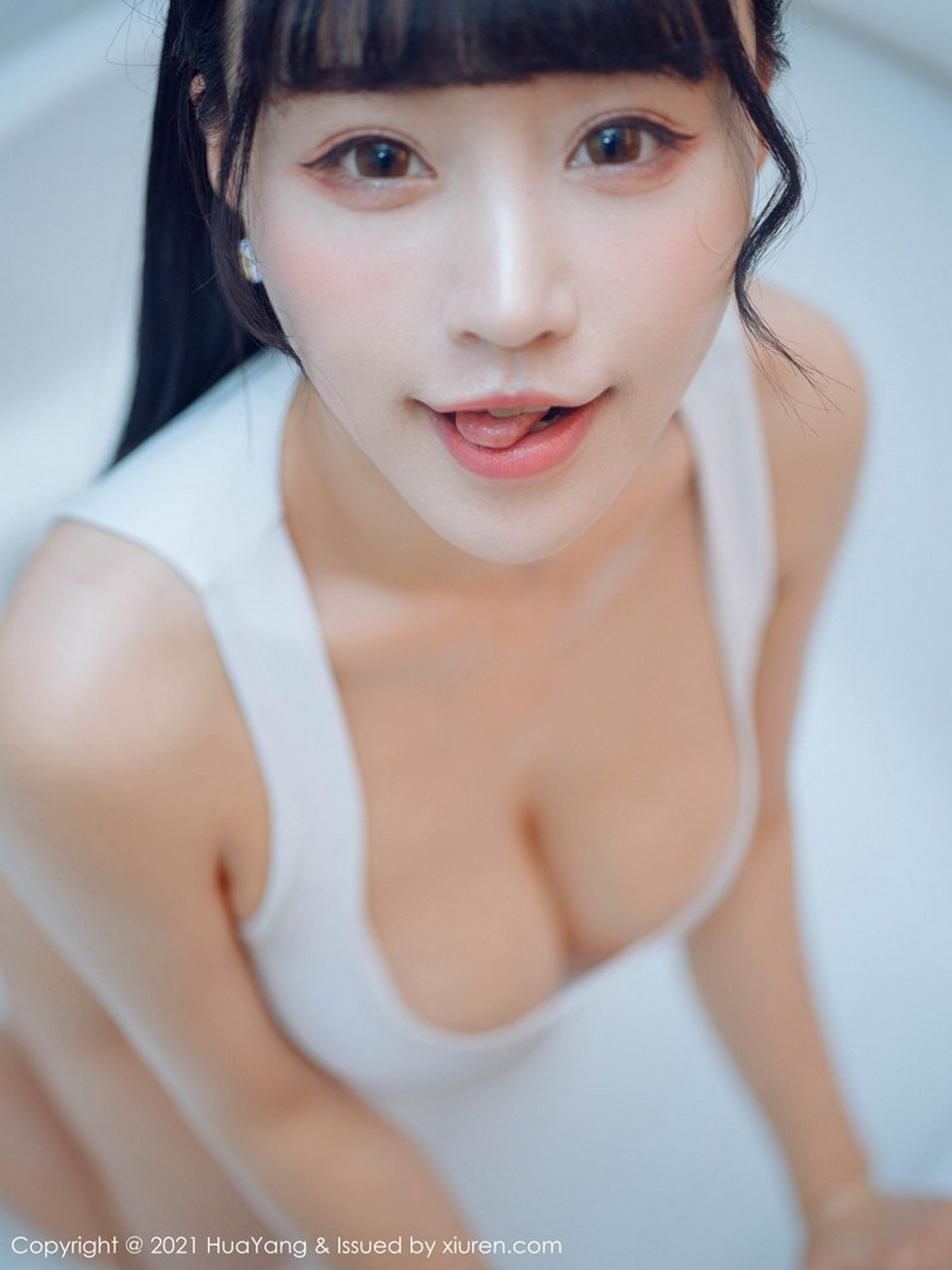 [HuaYang花漾]Vol.360_女神朱可儿Flower厦门旅拍白色低胸服饰秀凹凸惹火身材诱惑写真63P