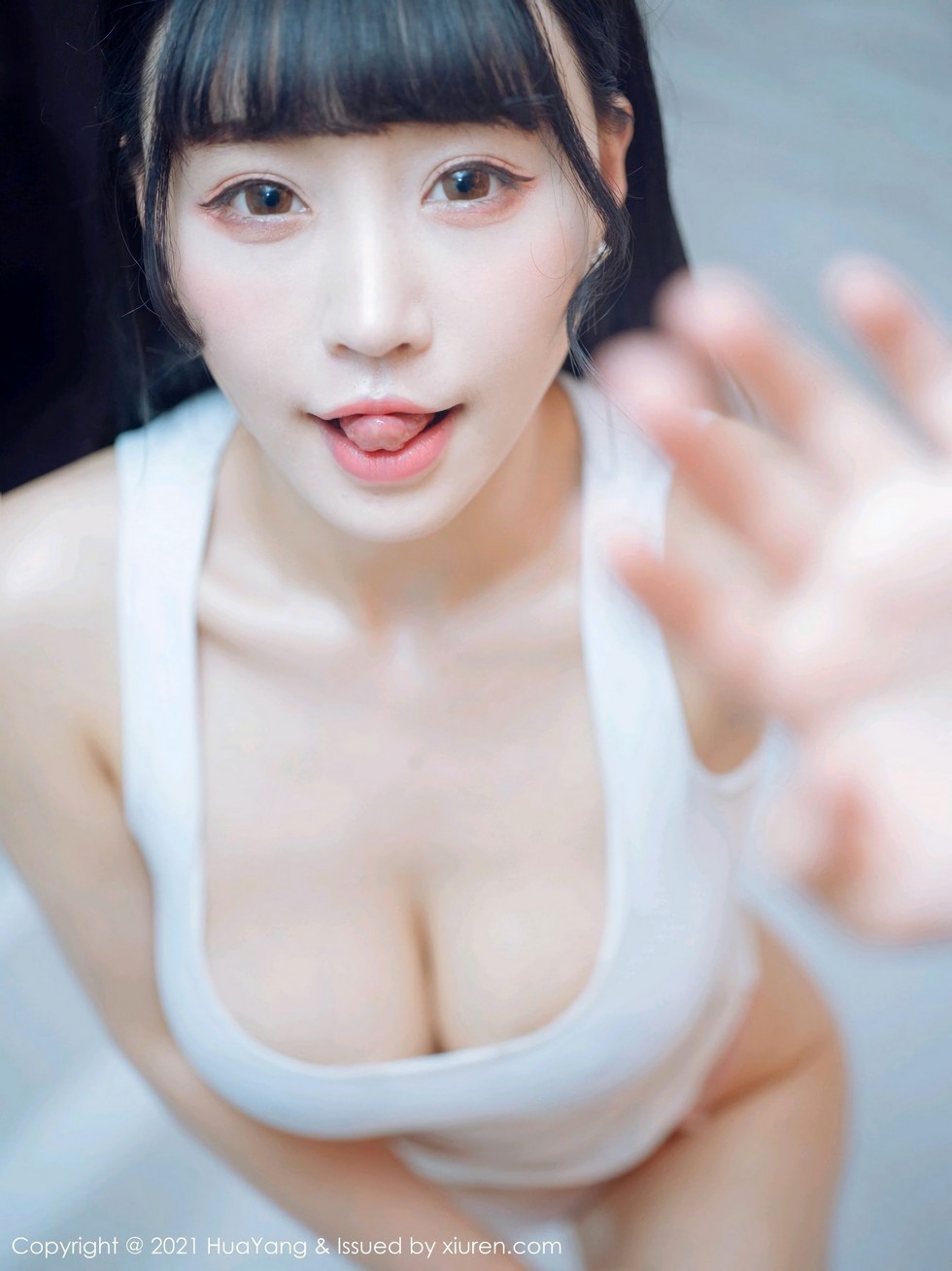 [HuaYang花漾]Vol.360_女神朱可儿Flower厦门旅拍白色低胸服饰秀凹凸惹火身材诱惑写真63P
