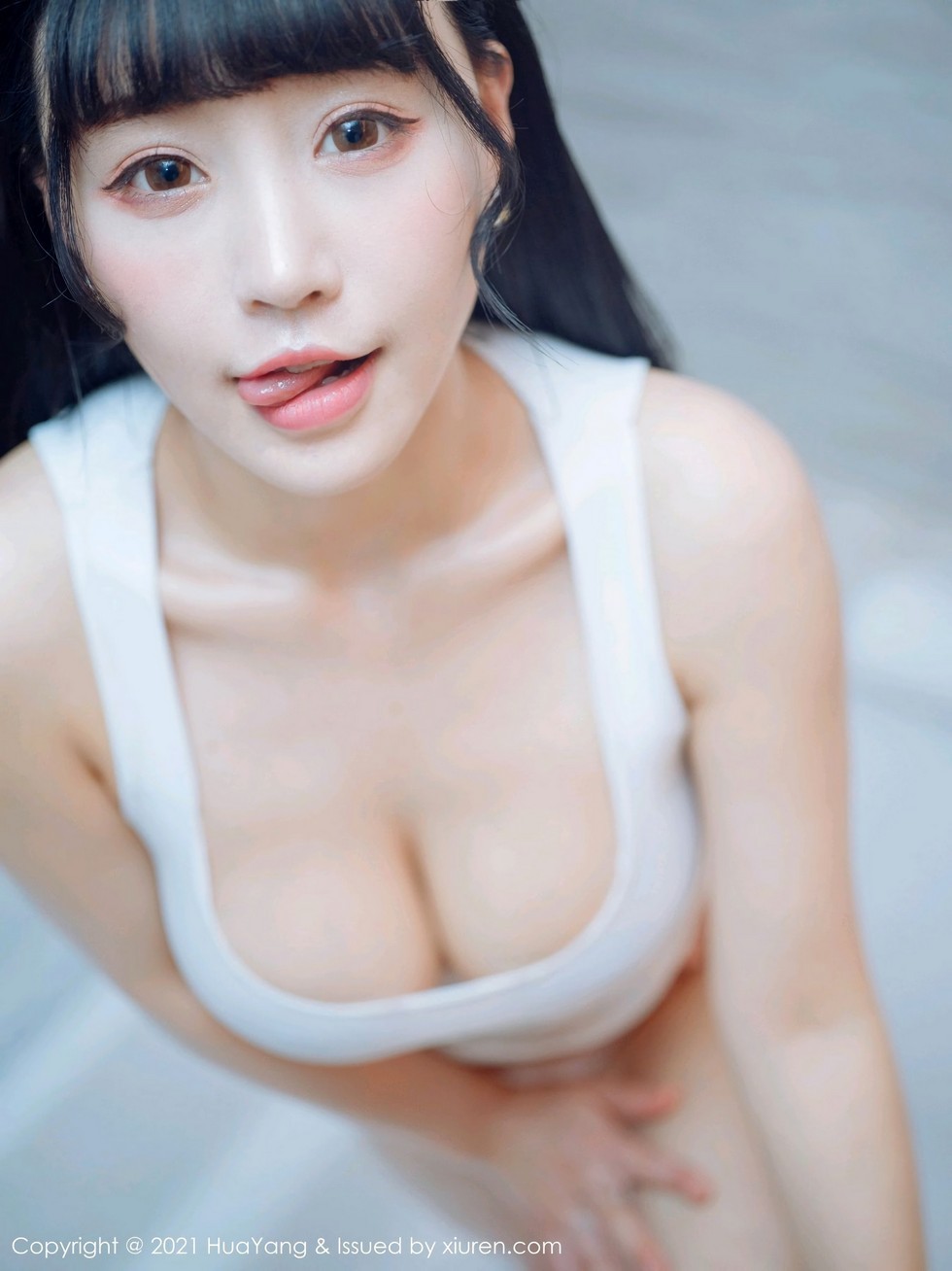 [HuaYang花漾]Vol.360_女神朱可儿Flower厦门旅拍白色低胸服饰秀凹凸惹火身材诱惑写真63P
