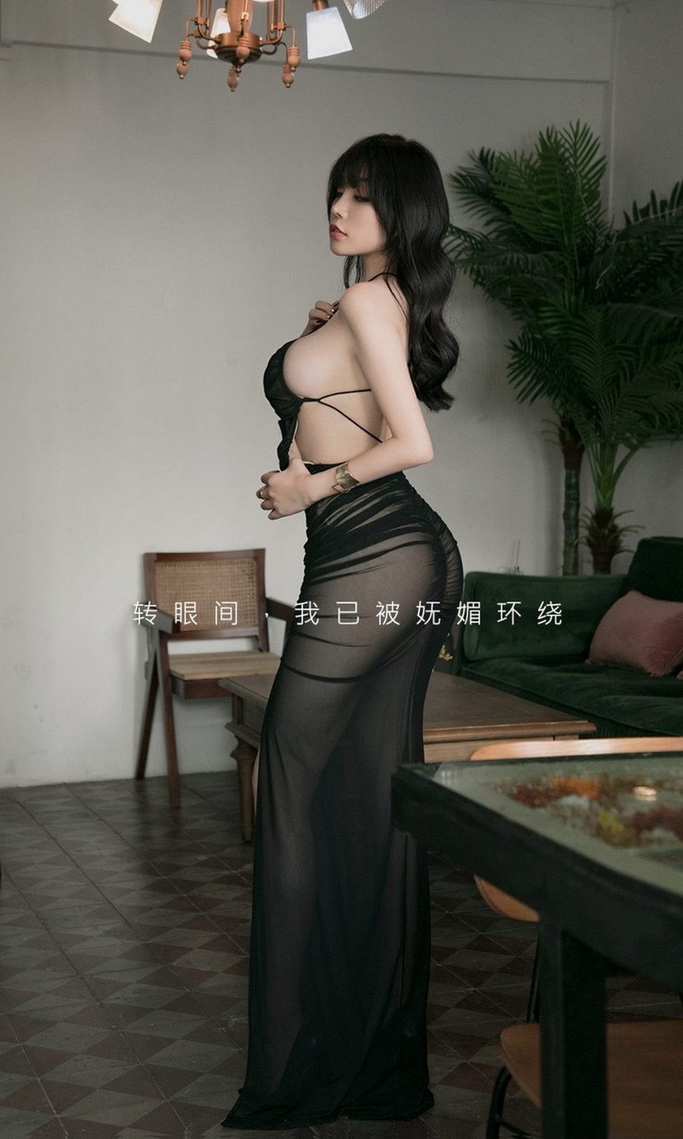 [Ugirls爱尤物]No.2021_嫩模赵伊彤私房黑色薄透吊裙秀白嫩肌肤豪乳翘臀诱惑写真35P